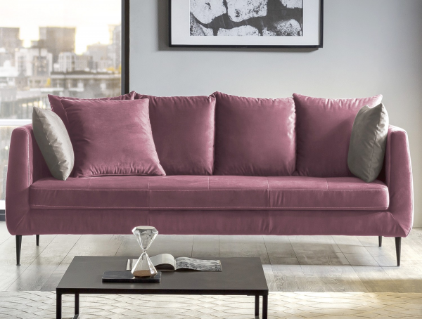 Elegantní 3-místná pohovka na kovové podnoži působí v interieru vzdušně a příjemný komfort sezení doplňují velké opěrné polštáře