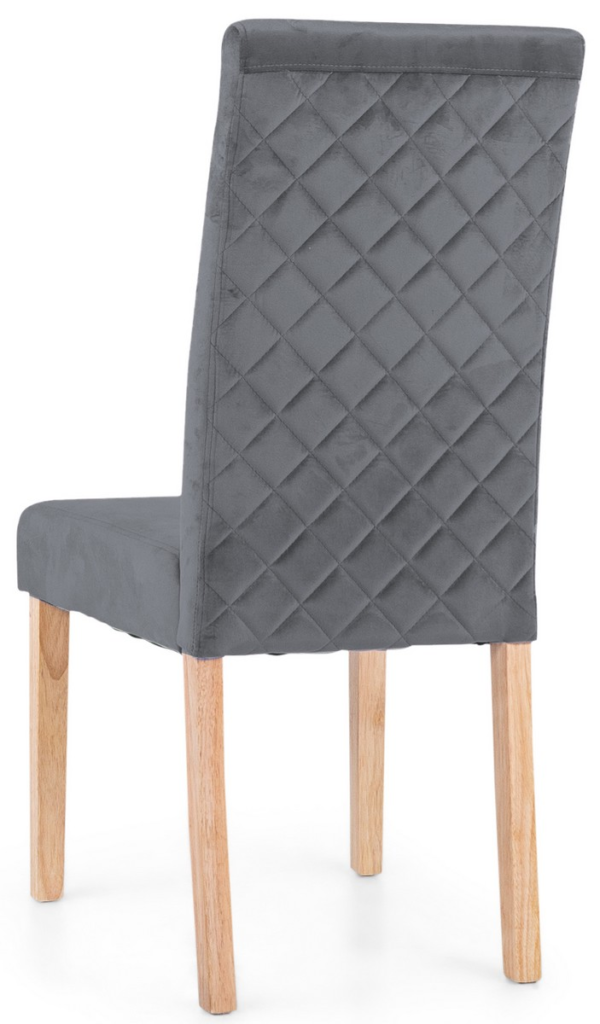 Elegantní polstrovaná židle v sametově měkké šedé látce má pohodlně vysoké opěradlo s kosočtvercovým proševem ze zádové strany. židle na dřevěných nohách se ideálně hodí k jakémukoliv stolu ve světlém dekoru dřeva.  - židle na SEDI.cz